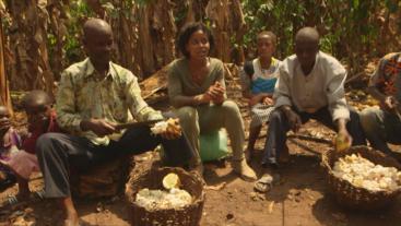 Dolores bezoekt cacaoboer in Ivoorkust