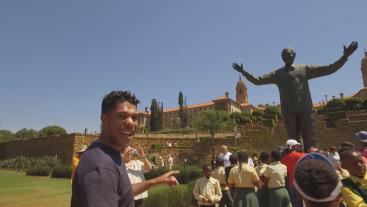 Maurice bij het beeld van Mandela