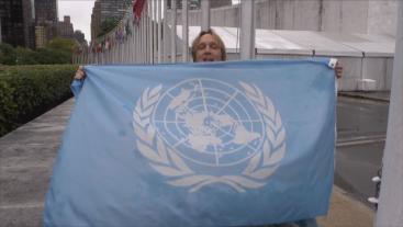 Bart laat de vlag van de Verenigde Naties zien